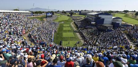 Rome (Italy), 01/10/2023.- Spectators look on during the Single matches on the last day of the 2023 Ryder Cup golf tournament at Marco Simone Golf Club in Guidonia, near Rome, Italy, 01 October 2023. (Italia, Roma) EFE/EPA/Riccardo Antimiani