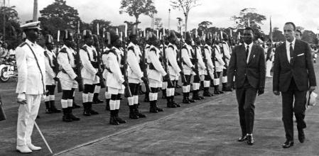 Francisco Macías Nguema  y Manuel Fraga pasan revista a la guardia de honor, antes de asistir a la ceremonia de la la firma del Acta de Independencia de Guinea EcuatoriaL