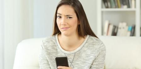 La expresión “estar con la mosca detrás de la oreja” puede tener relación con el insecto o con armas antiguas