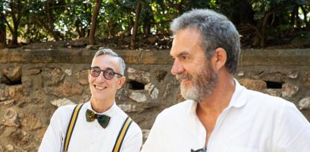 FOTO MARTI GELABERT 10/10/2023 KIM DIAZ Y JORGE (VESTIDO CON TIRANTES) SON UN EMPRESARIO Y UN CAMARERO ADULTO. DIAZ CONVOCA UN CASTING PARA SELECCIONAR CAMAREROS MAYORES DE 50 ANOS, COMO JORGE, PARA EL NUEVO NEGOCIO QUE ABRIRA.