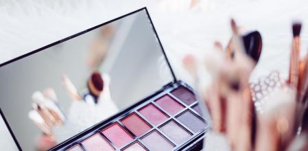 Las sombras de ojos tienen un papel importante.