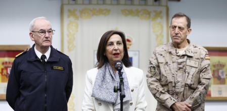 La ministra de Defensa, Margarita Robles, atiende a la prensa en la Base de Retamares en Pozuelo (Madrid) durante su visita al Mando de Operaciones