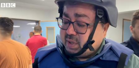 Adnan El-Bursh, rompe a llorar tras ver lo sucedido en el hospital Al Shifa, en Gaza.