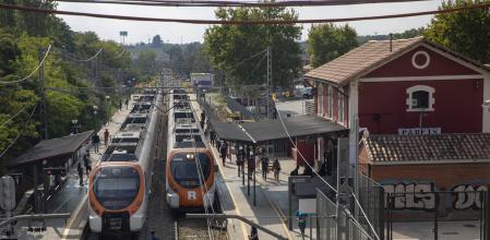 Dos trenes se cruzan en la R3, a la altura de la estación de Parets, donde se inician obras estos días