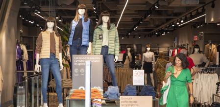 La ropa de otoño e invierno lleva tiempo en los escaparates, pero apenas se ha vendido