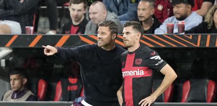 Xabi Alonso da instrucciones a Jonas Hofmann, el pasado 21 de septiembre