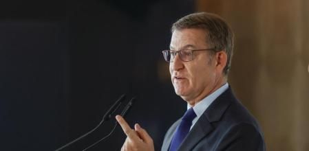 El presidente del PP, Alberto Núñez Feijóo, presenta a la presidenta de Baleares, Marga Prohens, en un desayuno informativo, este lunes en Madrid