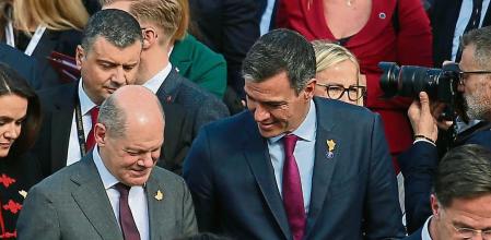 Tirana (Albania), 16/10/2023.- German Chancellor Olaf Scholz (L) and Spanish Prime Minister Pedro Sanchez (R) talk during the Berlin Process - Leaders' Summit in Tirana, Albania, 16 October 2023. The Berlin process, an initiative for high-level cooperation between high official representatives of the Western Balkan countries and the European Union, closely linked to the future enlargement of the block is for the first time since it started in 2014 held in a country that is not part of the EU. EFE/EPA/MALTON DIBRA