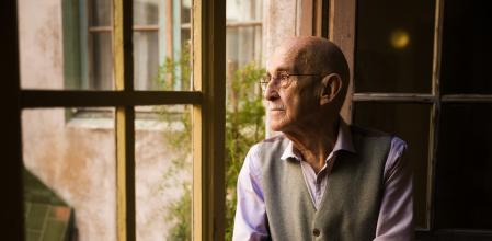 José Sanchis Sinisterra en un espacio interior de la Sala Beckett