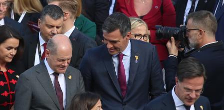 Pedro Sánchez, junto al canciller alemán, Olaf Scholz, ayer en la cumbre de Tirana