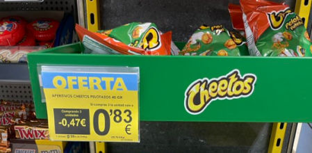 Un estante de bolsas pequeñas de patatas fritas