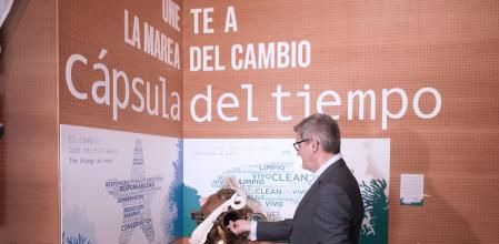 José Espín, director general de Frosch deposita su mensaje en la Cápsula del tiempo