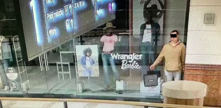 El hombre se hace pasar por un maniquí sin que nadie se de cuenta