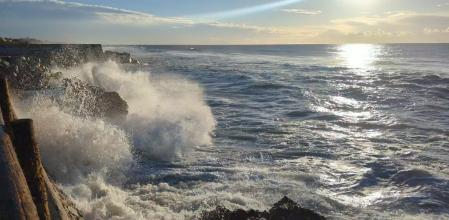 Oleaje en la playa de Montgat en los últimos coletazos del paso de Aline.