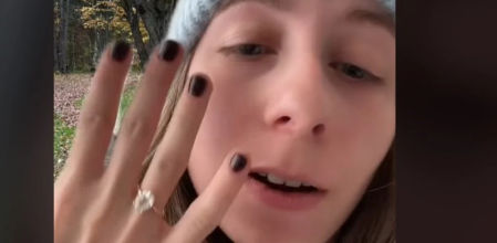 La protagonista muestra el anillo