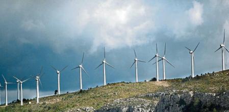 foto XAVIER CERVERA 05/03/2011 Energ#{emoji}146;a e#{emoji}151;lica es la energ#{emoji}146;a obtenida del viento, es decir, la energ#{emoji}146;a cin#{emoji}142;tica generada por efecto de las corrientes de aire, y que es transformada en otras formas #{emoji}156;tiles para las actividades humanas. En la actualidad, la energ#{emoji}146;a e#{emoji}151;lica es utilizada principalmente para producir energ#{emoji}146;a el#{emoji}142;ctrica mediante aerogeneradores. La energ#{emoji}146;a e#{emoji}151;lica es un recurso abundante, renovable, limpio y ayuda a disminuir las emisiones de gases de efecto invernadero al reemplazar termoel#{emoji}142;ctricas a base de combustibles f#{emoji}151;siles, lo que la convierte en un tipo de energ#{emoji}146;a verde. ejemplos en Serra de Llaberia entre el Baix Camp y Priorat (provincia Tarragona)