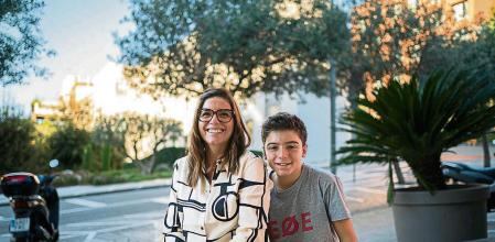Retrato a Zoraida Gómez (delegada en Catalunya de la Asociación Española de Esofagitis) junto a su hijo Nahuel de 12 años, afectado por la enfermedad. Barcelona, 21 de Octubre de 2023