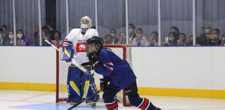 La reina Suthida de Tailandia, en primer término, metida en el partido de exhibición con jugadores y jugadoras de la selección nacional de hockey sobre hielo, en la inauguración de la pista y estadio en Chiang Mangi