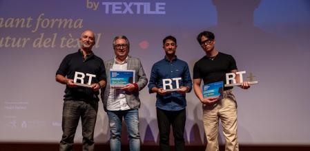 Foto de familia de los premiados en el TEXT & TECH  de TecnoCampus Mataró. De izquierda a derecha François Devy (Infinite Athletics), Albert Dominguez (Techno Textile) y Jesús Montero (Flashion)
