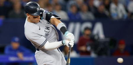 Aaron Judge, gran estrella de los Yankees, batea  durante un partido de esta temporada