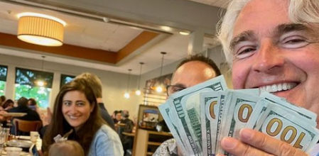 Los comensales posan con la propina que van a dar