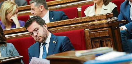 GRAFCAT5542. BARCELONA, 25/10/2023.- El presidente de la Generalitat, Pere Aragonès, durante el pleno del Parlament donde se somete a la sesión de control, mientras su gobierno presiona a Pedro Sánchez para que avance en las negociaciones con ERC y Junts para la investidura. EFE/Toni Albir
