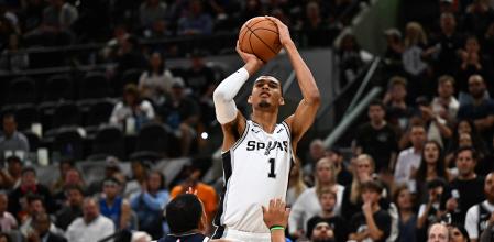 Victor Wembanyama en su debut en la NBA con los San Antonio Spurs