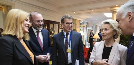 El presidente del PP, Alberto Núñez Feijóo, junto a la presidenta de la Comisió Europea, Ursula Von der Layen, en la reunión del PPE