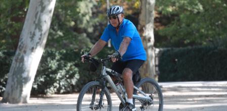 Una persona mayor practicando deporte