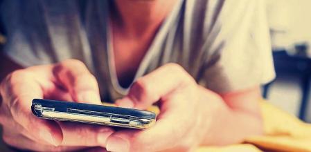 El apego excesivo al móvil puede revelar una adicción