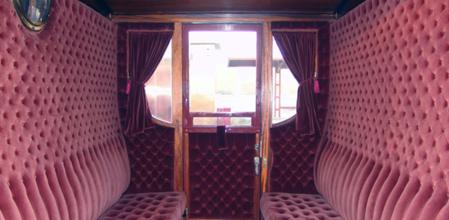 Interior de un vagón de primera clase en el ferrocarril Barcelona-Mataró de 1848