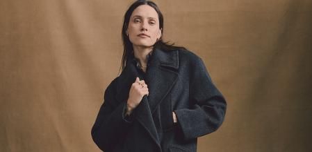 Modelo con prendas de la colección de otoño-invierno de Primark