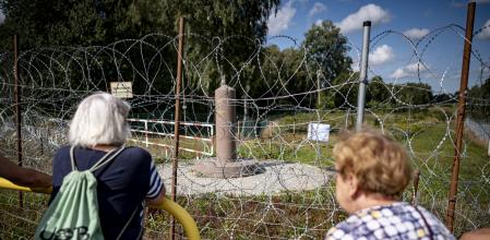 PRODUCTION - 07 September 2023, Poland, Zerdziny: A bus group visits the border triangle from Poland to Russia and Lithuania. The border area between Poland and Lithuania is considered a potential hot spot in the event of a confrontation between Russia and NATO. Poland is arming, Lithuania is to get a Bundeswehr brigade.      (to dpa 