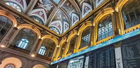 MADRID, 12/01/2022.- El principal selectivo de la bolsa española, el IBEX 35, ha comenzado la sesión de hoy con ganancias del 0,51 %, en una jornada en la que la atención se centra en la publicación de la inflación de EE.UU., clave para determinar la política monetaria de la Reserva Federal (Fed). EFE/Altea Tejido