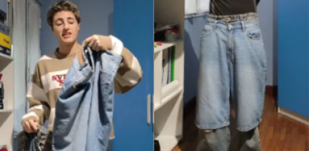 El joven muestra cómo es vestir con dos pantalones