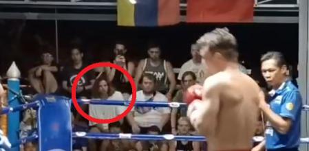 Daniel Sancho, disfrutando de un combate de Muay Thai.