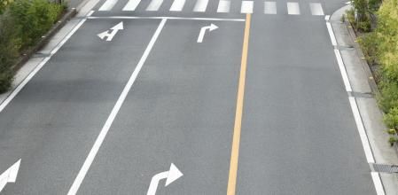 Girar a derecha e izquierda son maniobras que debemos realizar con la máxima cautela cuando circulamos con el vehículo