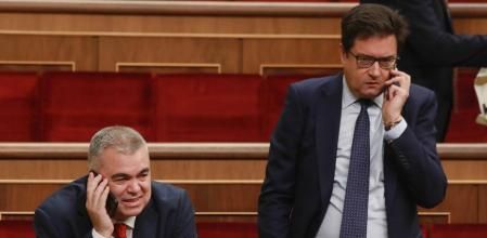 Los diputados del Partido Socialista Santos Cerdán (i) y Óscar López hablan por teléfono antes de asistir al acto de la jura de la Constitución por parte de la princesa Leonor
