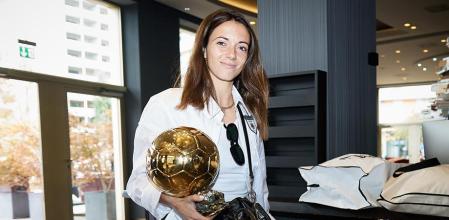 ZURICH, 31/10/2023.- La internacional española Aitana Bonmatí, con el Balón de Oro ganado ayer en París (Francia), a su llegada al hotel de Zúrich donde ha llegado para jugar esta tarde el Suiza-España de la Liga de Naciones en el Estadio Letzigrund . EFE/RFEF/David Aliaga//SOLO USO EDITORIAL/SOLO DISPONIBLE PARA ILUSTRAR LA NOTICIA QUE ACOMPAÑA (CRÉDITO OBLIGATORIO)