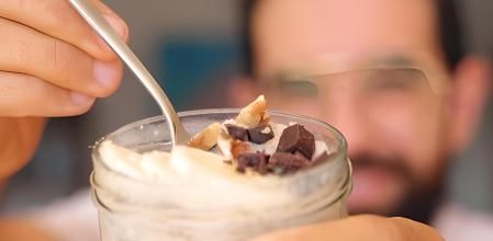 Avena, chocolate y plátano para el desayuno