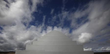 Así se ve desde el inicio de los escalones el monumento “Escalera al cielo”, situado en el cementerio de San Rafael en la localidad cordobesa de Cañete de las Torres.&nbsp;