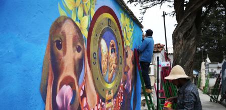 Uno de los artistas que participa en el festival “Ñatinta 2023”, en el Cementerio General de La Paz.&nbsp;