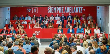 El presidente del Gobierno en funciones y líder socialista Pedro Sánchez junto a la vicesecretaria general María Jesús Montero y el secretario de Organización, Santos Cerdán, entre otros, durante la reunión de Comité Federal del PSOE, este sábado en la sede de Ferraz, en Madrid.