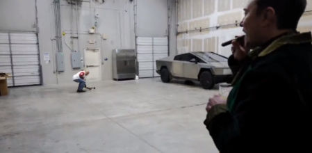 Elon Musk, puro en boca y copa en mano, estuvo atento a la realización del reto por parte del cómico Joe Rohan 