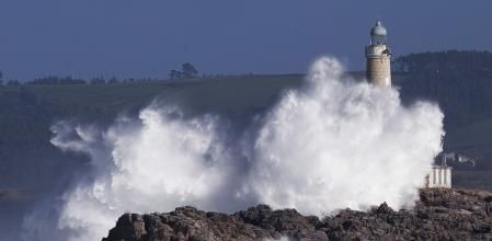 Foto de la isla de Mouro, en la bocana del puerto de Santander, golpeada por el oleaje producido por la borrasca Ciarán que mantiene activada la alerta roja en la costa cantábrica