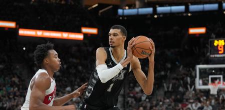 Victor Wembanyama contra Scottie Barnes de losToronto Raptors