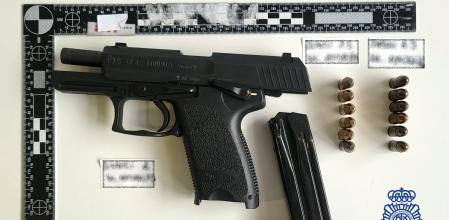 Una de las pistolas cargadas intervenida a un detenido.