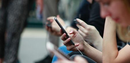 Consultar noticias constantemente en tu teléfono móvil sobre eventos negativos podría repercutir en tu bienestar.