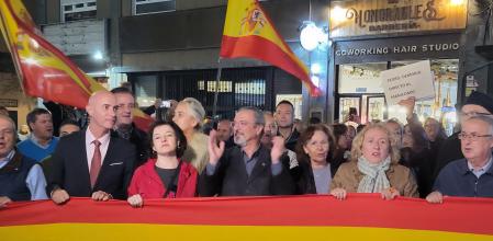 Al frente de la concentración han participado cargos de Vox como Carlos Flores