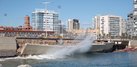La actuación de urgencia para reparar el muro del paseo de la Nova Mar Bella durará entre dos y tres meses